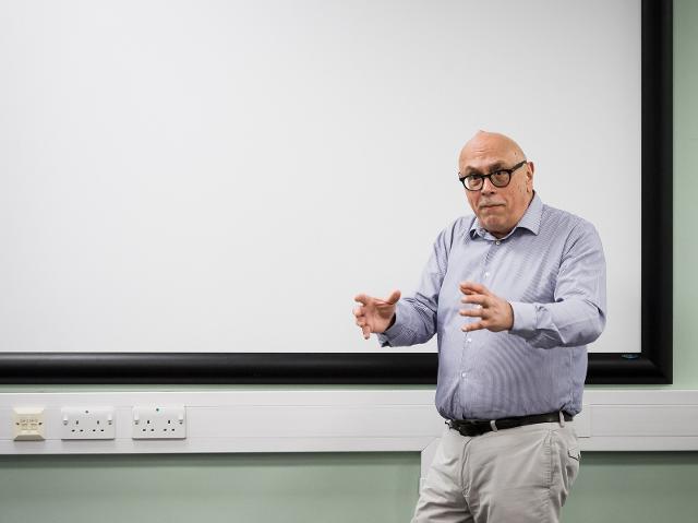 Στην εποχή μας, ο αγώνας για την επαναπολιτικοποίηση της δημοκρατίας είναι κεντρικός