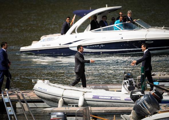 «Θα πιστέψεις τα μάτια σου ή αυτά που σου λέω;»